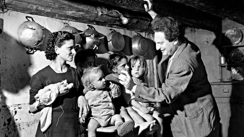 Carlo Levi a Venezia, nel 1948, visita una famiglia indigente
