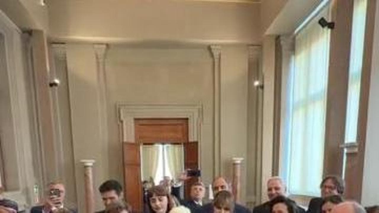 2 giugno, Mattarella saluta artisti e sportivi allo spettacolo al Quirinale