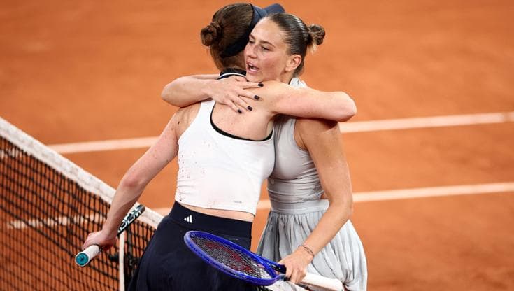 L'abbraccio a fine match tra Kostyuk e Svitolina