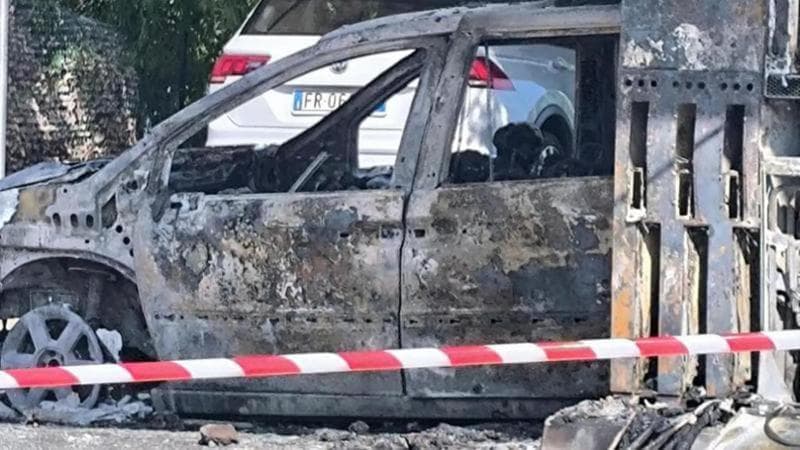 Amendolara (Cosenza), 2 giugno: l'auto carbonizzata dove sono stati uccisi quattro uomini