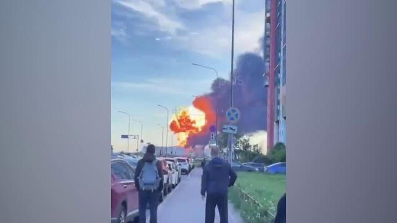 San Pietroburgo, l'esplosione e le fiamme al terminal petrolifero: decine di droni ucraini in città