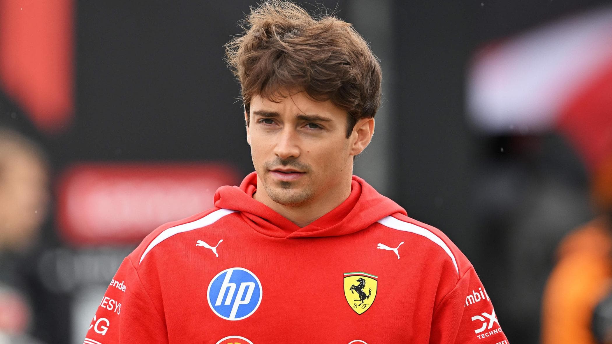 Leclerc rinnova con la Ferrari, nuovo accordo pluriennale: “Non potrei essere più felice”