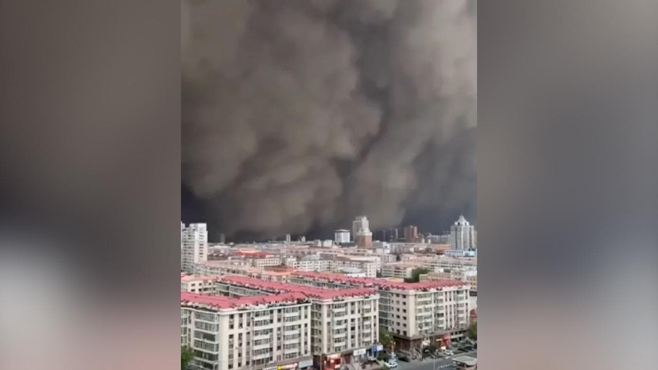 Cina, il cielo si oscura in pieno giorno: violenta tempesta di sabbia si abbatte su Harbin