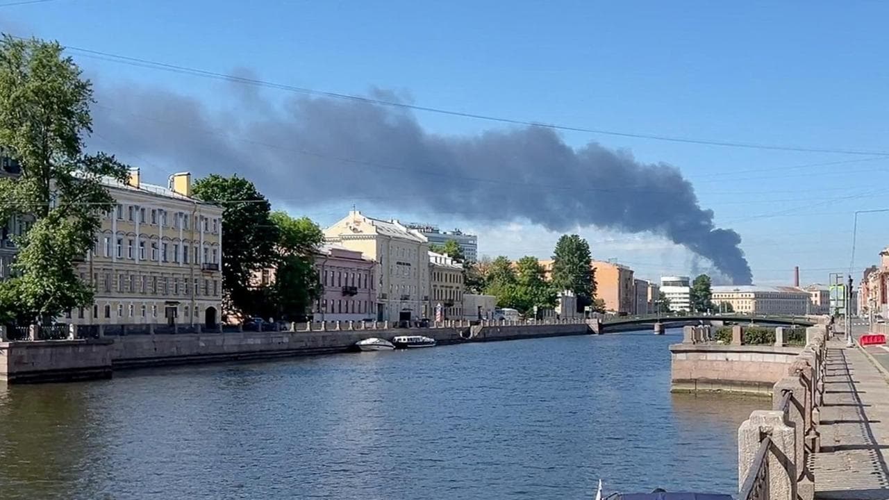 L'Ucraina attacca San Pietroburgo nel giorno della “Davos russa” | La diretta Putin: “Risponderemo”