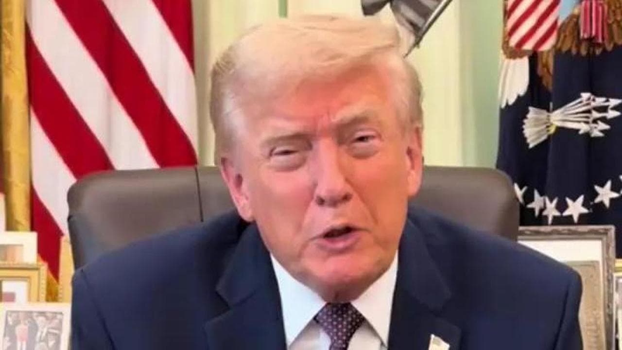 Trump scherza sulla struttura realizzata per l'evento Ufc alla Casa Bianca: "È come la Torre Eiffel"