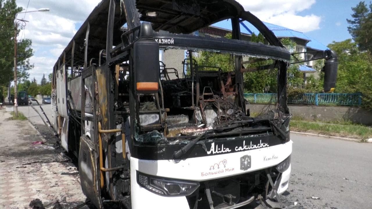 Donetsk: l'autobus di civili carbonizzato da un drone. I russi: "Attacco terroristico ucraino"