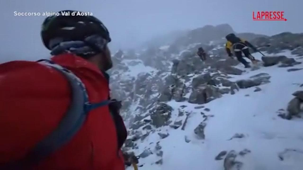 Monte Bianco, due alpinisti bloccati su Dente del Gigante: le immagini del difficile recupero
