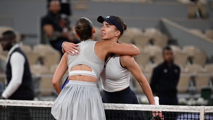 L'abbraccio tra Kostyuk e Svitolina