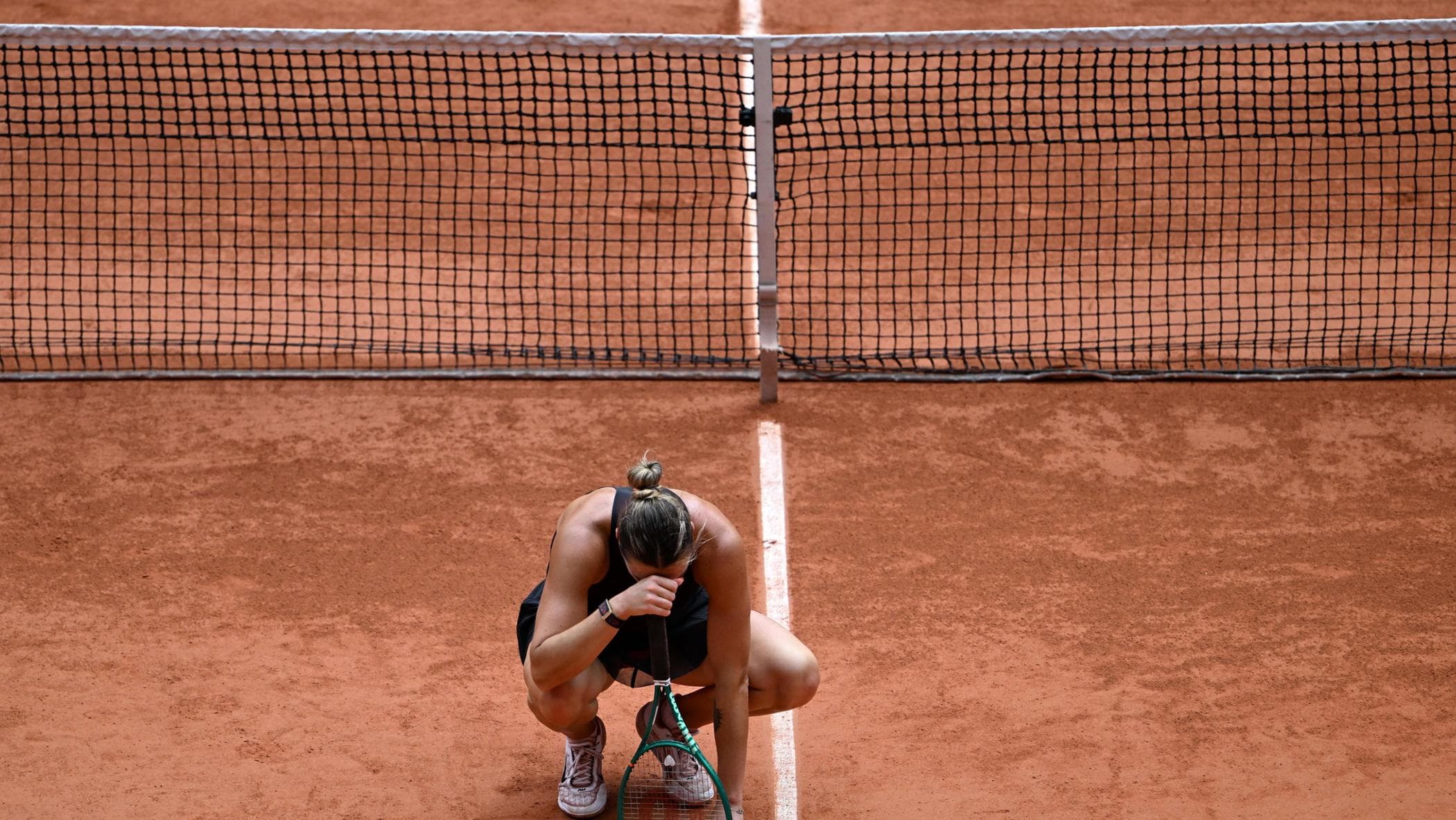 Sabalenka crolla a un passo dalla vittoria e viene eliminata dal Roland Garros: “Devo fermarmi subito”