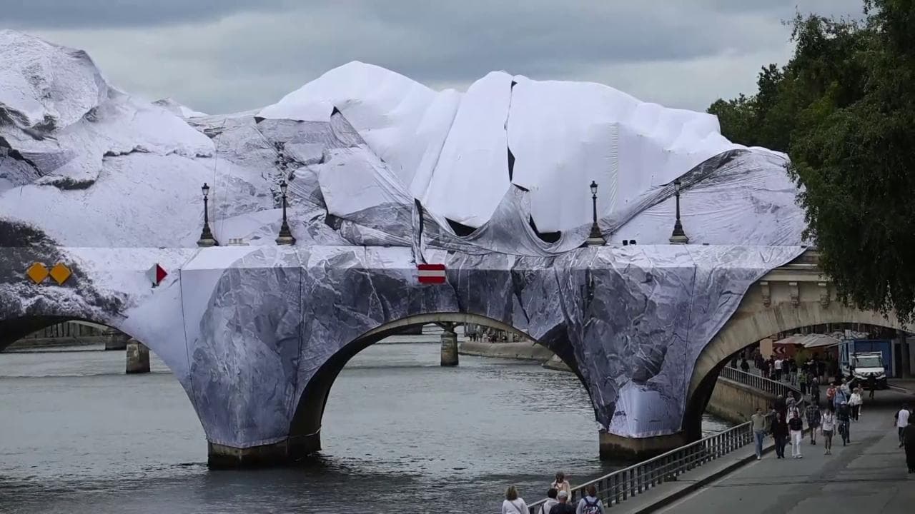 Parigi, il maltempo danneggia l'installazione artistica temporanea di JR sul  Pont-Neuf