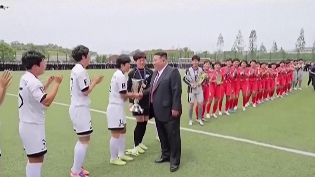 Corea del Nord, Kim Jong-Un incontra le campionesse di calcio: le atlete scoppiano in lacrime