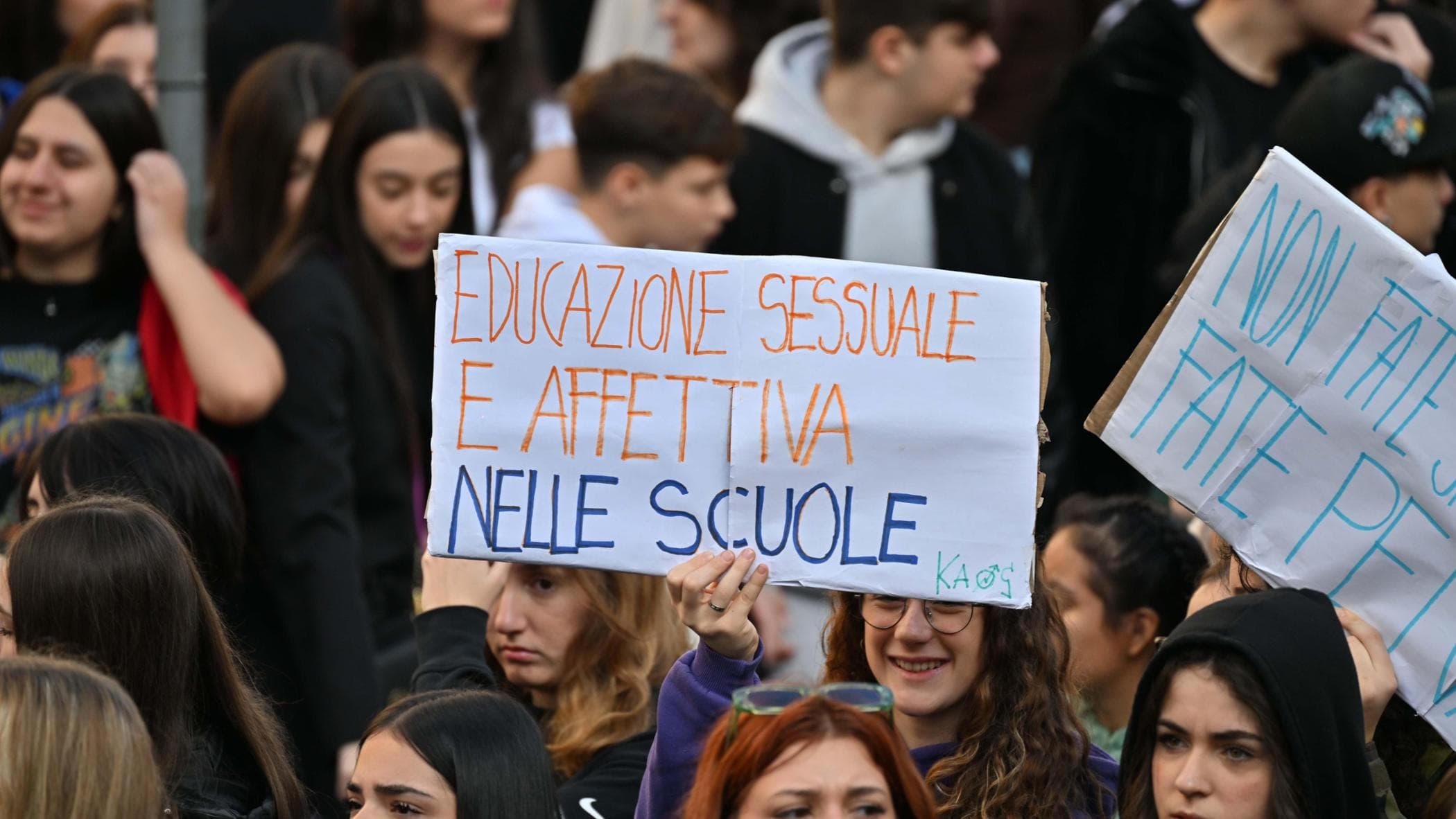 Educazione sessuo-affettiva solo con l’ok dei genitori. Stop in materne e elementari. Il ddl è legge
