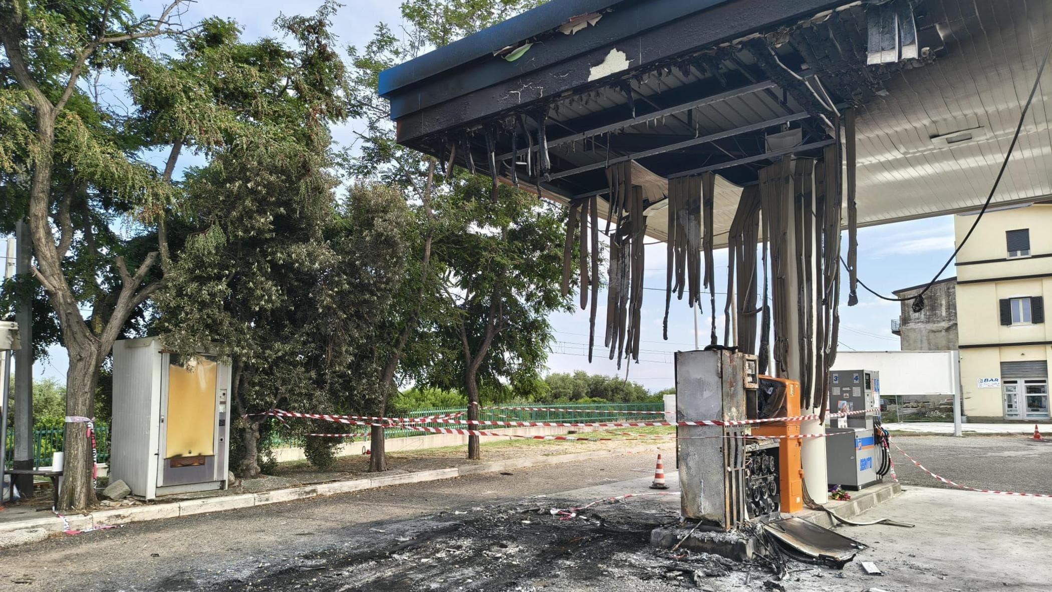 Prima la rissa in casa, poi la strage dei braccianti: “Ci hanno dato fuoco per vendetta”