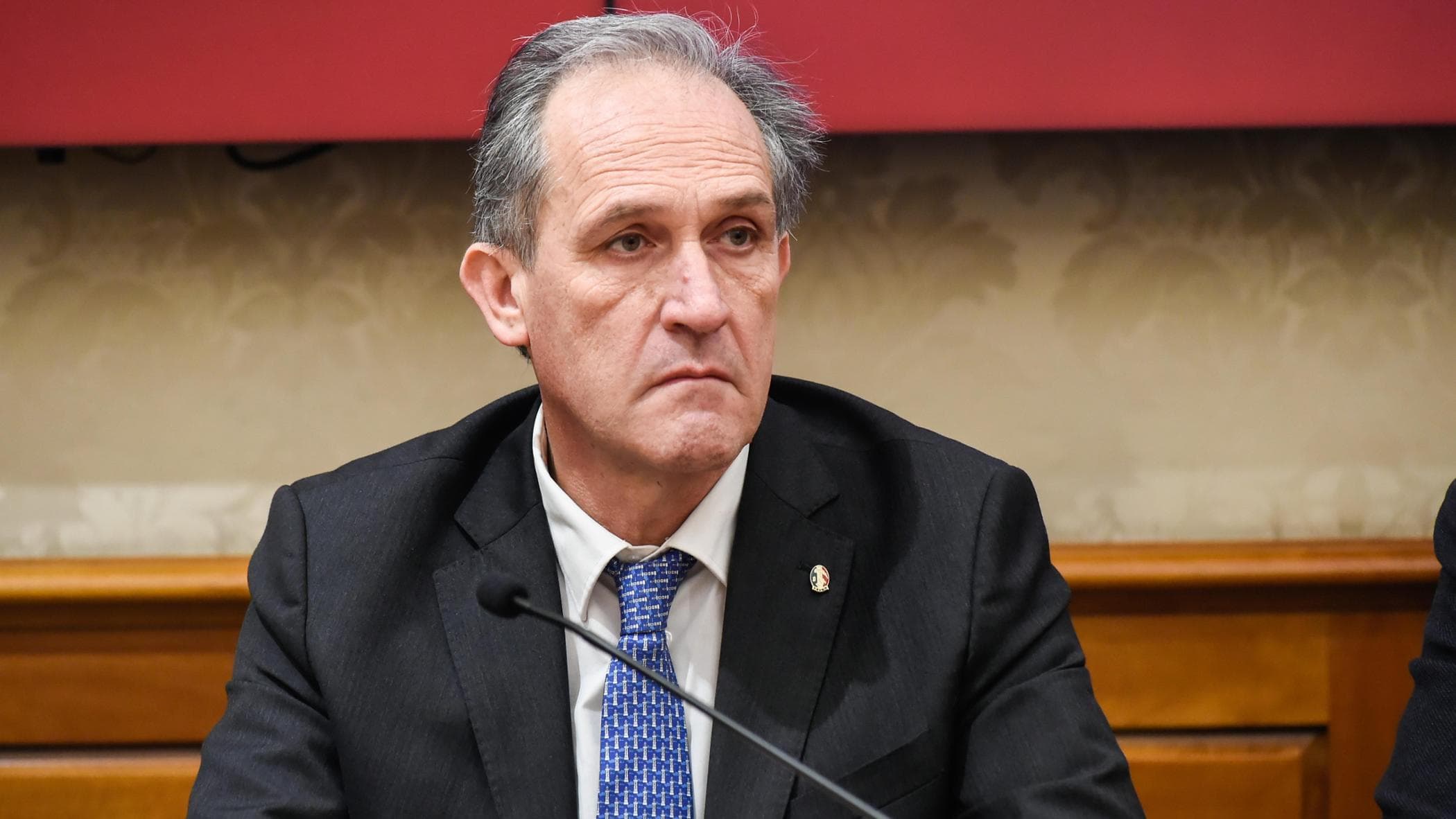 Il senatore Menia (FdI) si scaglia contro una coppia gay: “Basta carezze in pubblico”