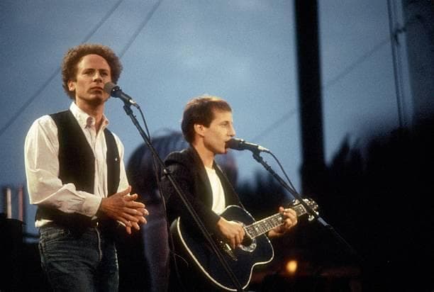 Art Garfunkel e Paul Simon in un concerto del 1981
