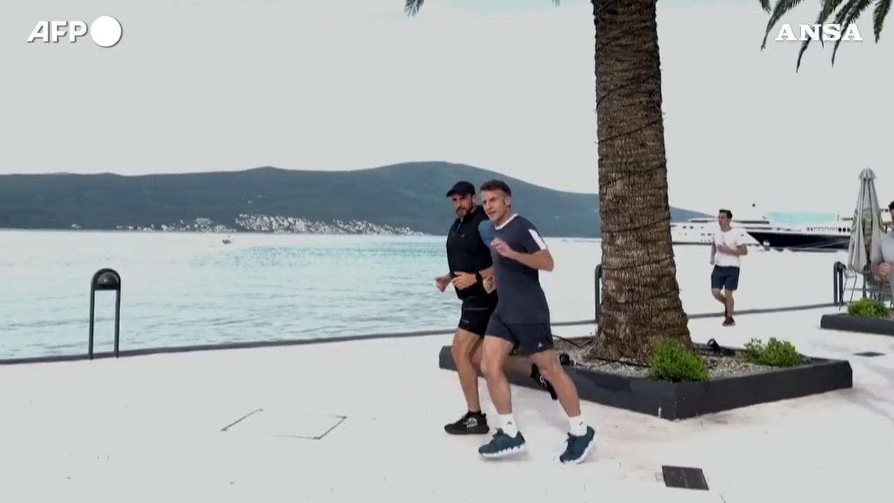 Montenegro, Macron fa jogging a Tivat: la corsa in riva al mare prima del vertice Ue-Balcani