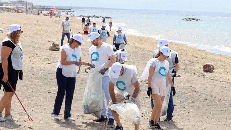 Pulizia delle spiagge nella Giornata mondale dell'ambiente