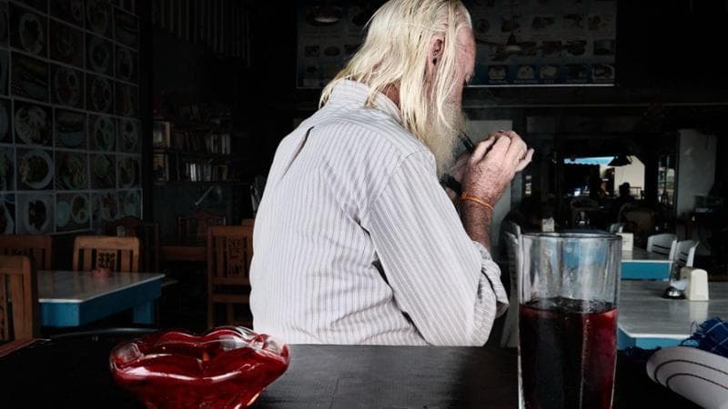 Un europeo si accende la pipa mentre si gode un Jack Daniel's nel pub di Michael: non vuole essere ripreso in volto (Fabio Lovati)