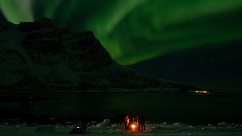 In tour per vedere l’aurora boreale a Grotfjorden, vicino a Tromsø, in Norvegia. I visitatori arrivano qui da tutto il mondo fra settembre e aprile per ammirare lo spettacolo delle luci. Ma non tutti riescono a goderne appieno (Nicole Tung/The New York Times)