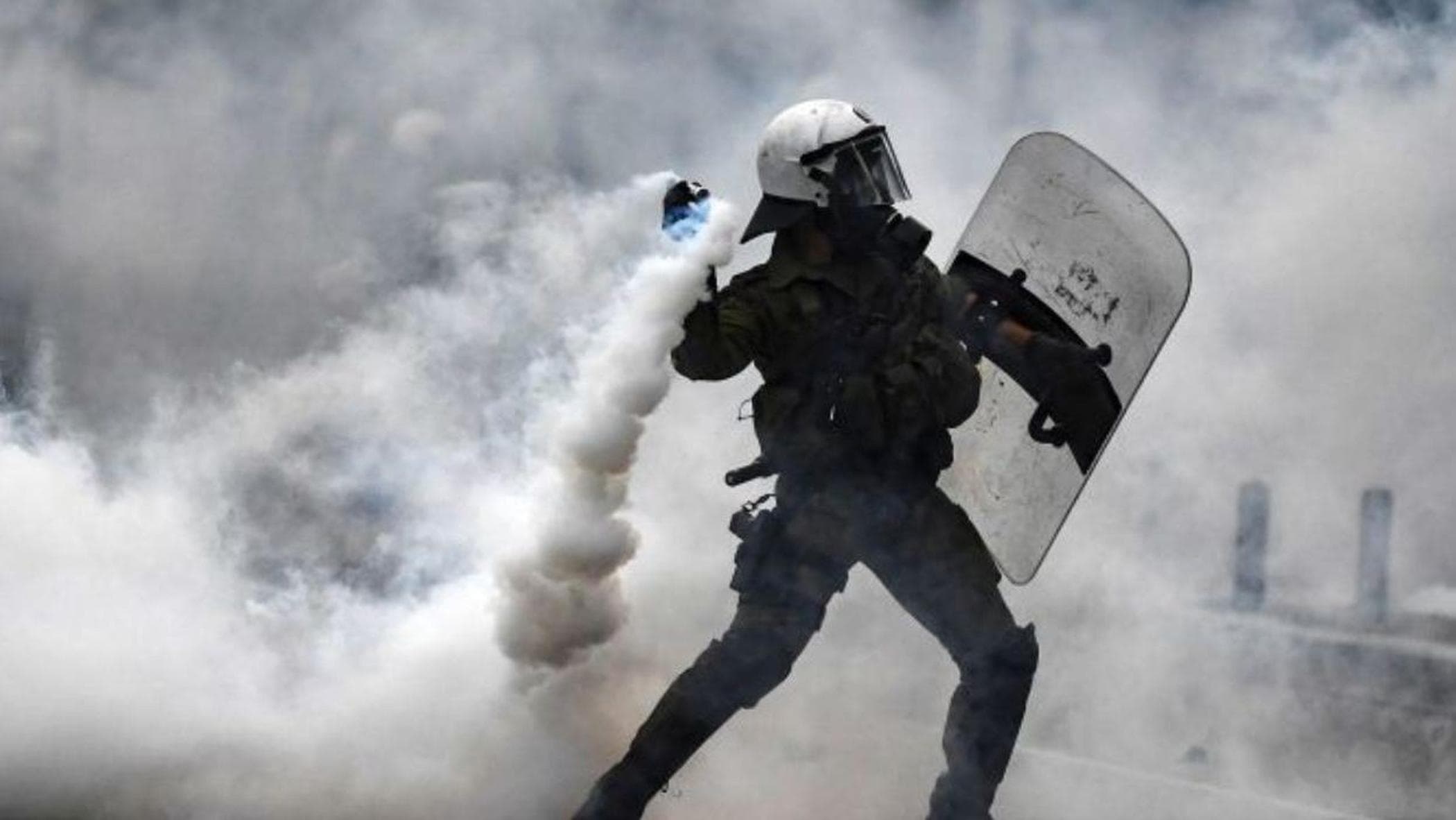 Yunanistan ve polis, mutlak bir cezasızlık ortamında protestoculara ve gazetecilere yönelik tacizlerde bulunuyor