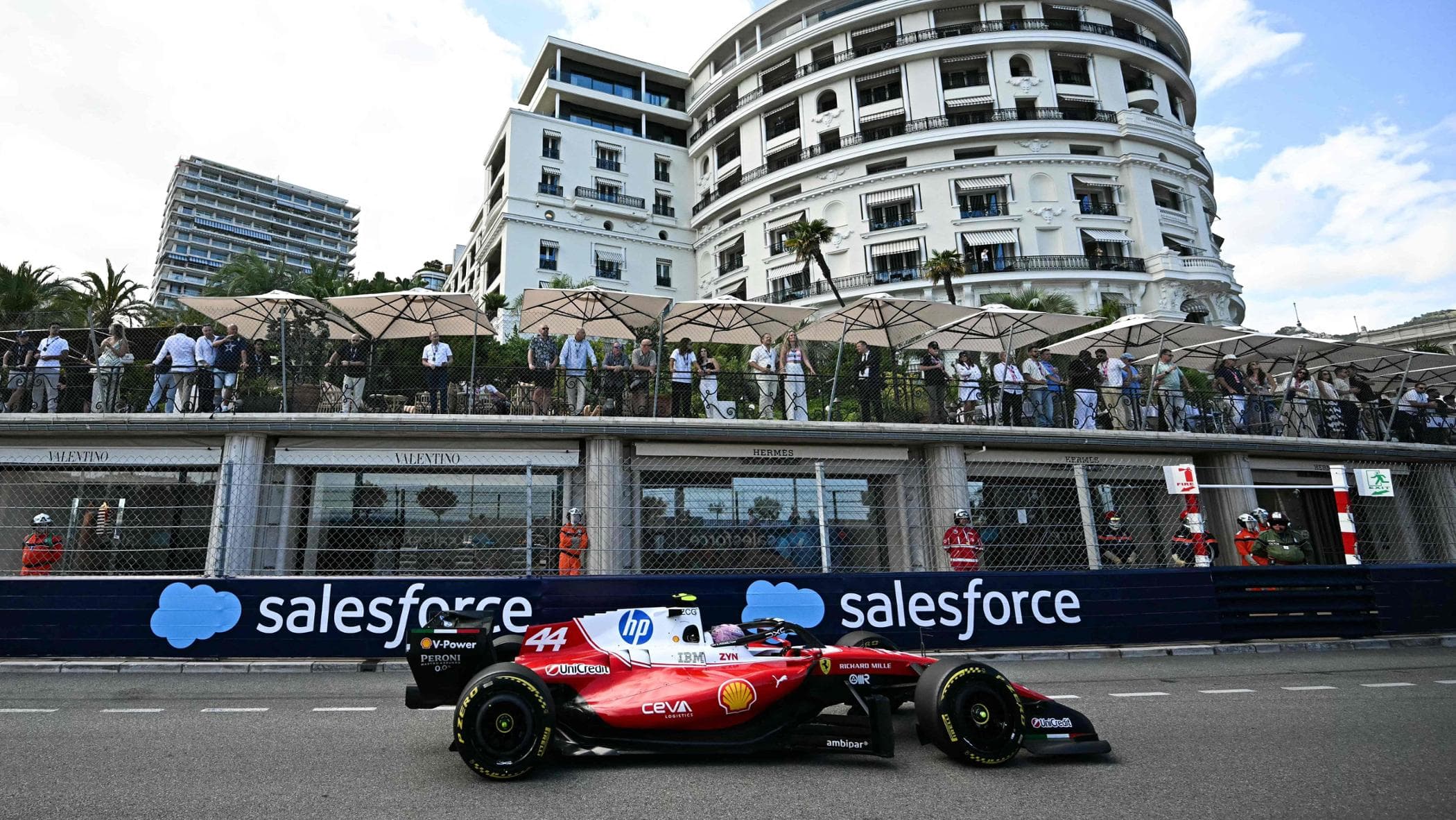 Montecarlo in rosso a casa Leclerc. Hamilton alza la voce
