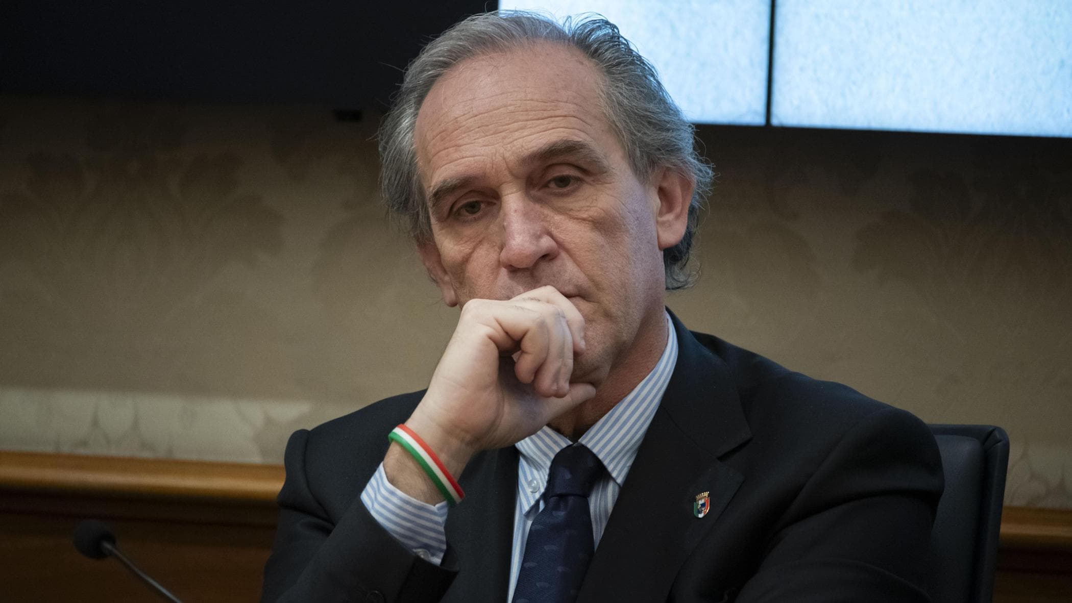 Insulti a una coppia gay, bufera sul senatore FdI Menia
