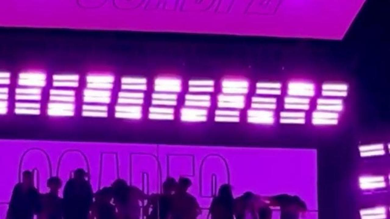Madonna si esibisce a sorpresa a Times Square: centinaia di fan si riversano nel cuore di Manhattan