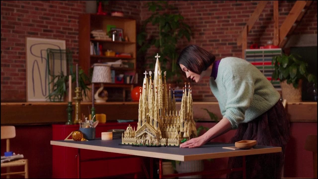 La Sagrada familia tra Lego e realtà: il set di mattoncini più grande di sempre aspettando il Papa