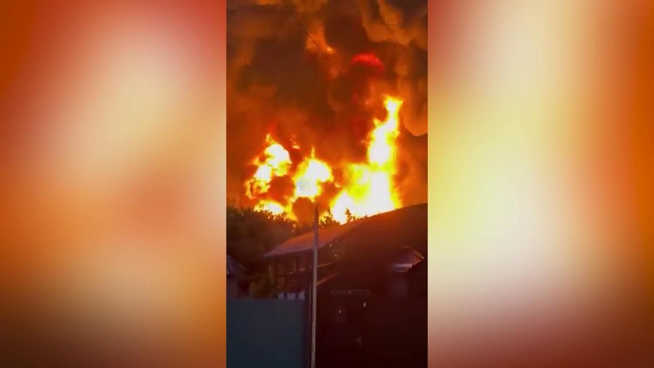 Krasnodar, droni di Kiev colpiscono un deposito petrolifero: le fiamme dopo il raid