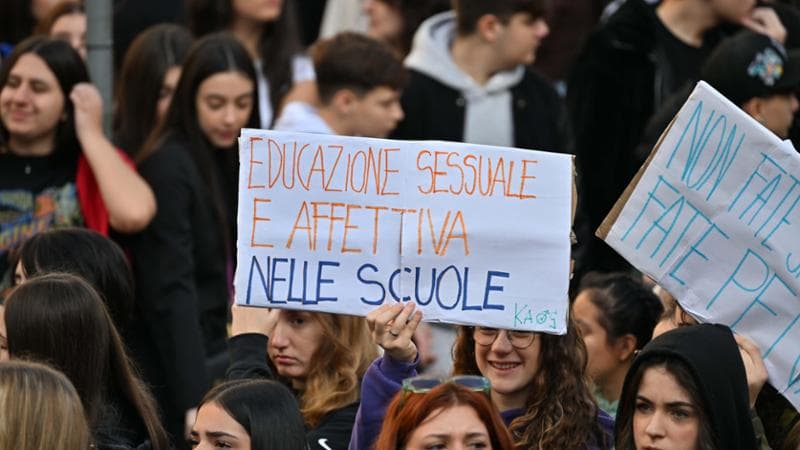 Anteprima: Artisti contro il ddl Valditara: “È un passo indietro. L’educazione sessuo-affettiva è un…