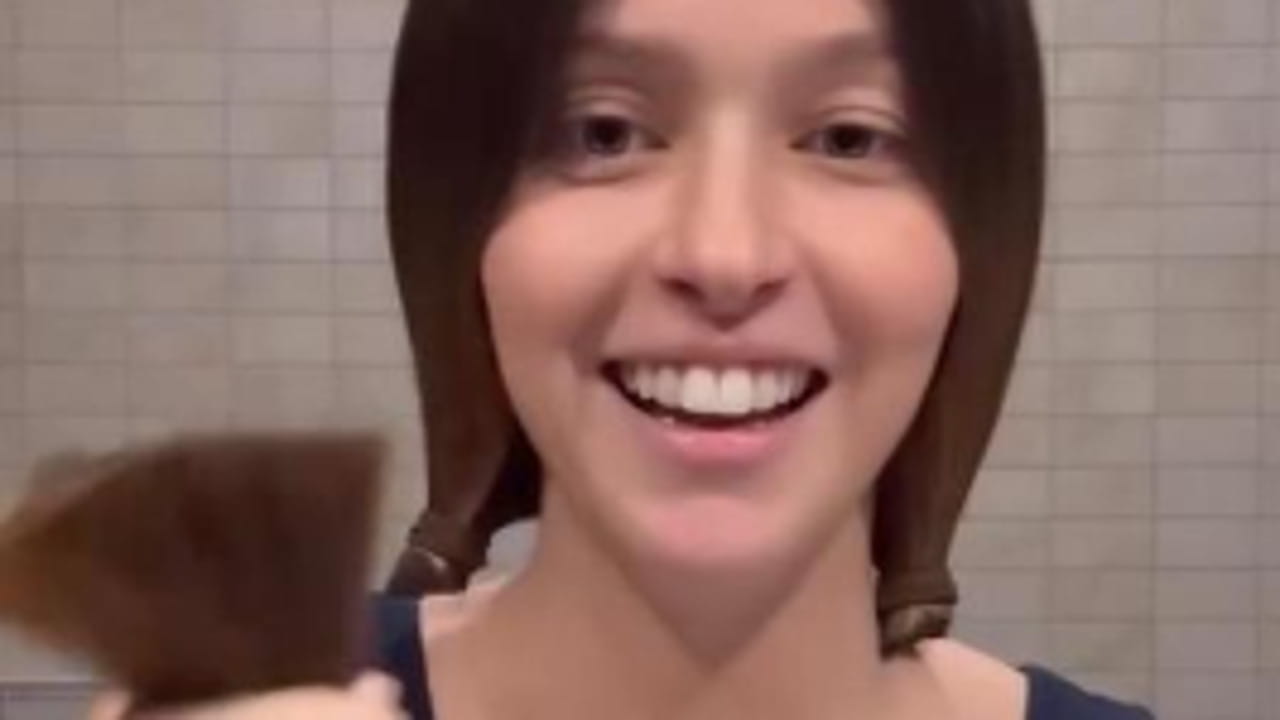 L'influencer Natalia Paragoni dopo aver scoperto di avere un linfoma si taglia i capelli