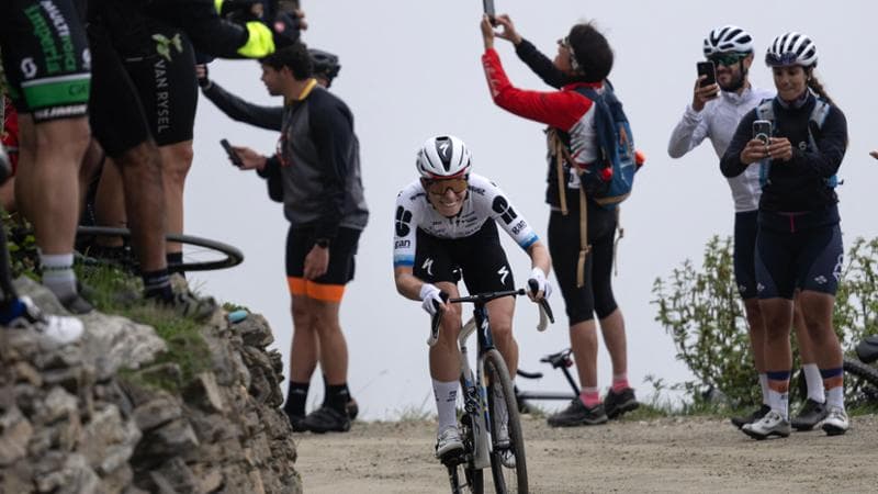 Disagi al Giro femminile, una lastra di ghiaccio ostacola il transito sul Colle delle Finestre.1