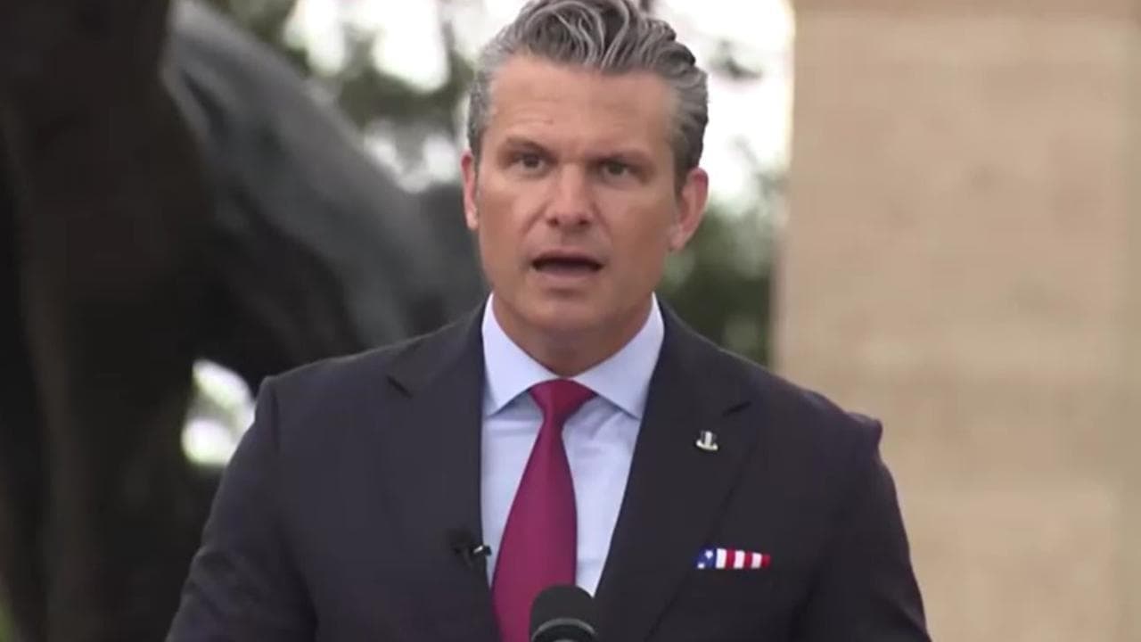 Normandia, Hegseth: "Su queste spiagge salvammo l'occidente, oggi invase da sbarchi di migranti"
