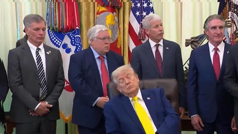 Anteprima: Da Trump fino a Lotito, la politica soporifera nelle stanze del potere