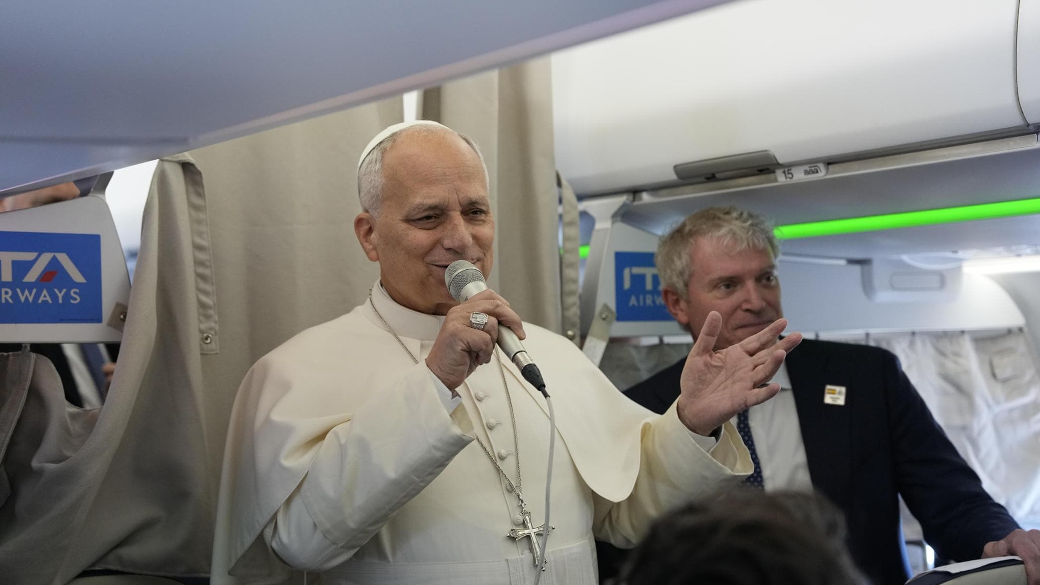 Papa Leone XIV scherza sul volo per Madrid: “I giovani vedono Bad Bunny? Qualcuno verrà anche da me”