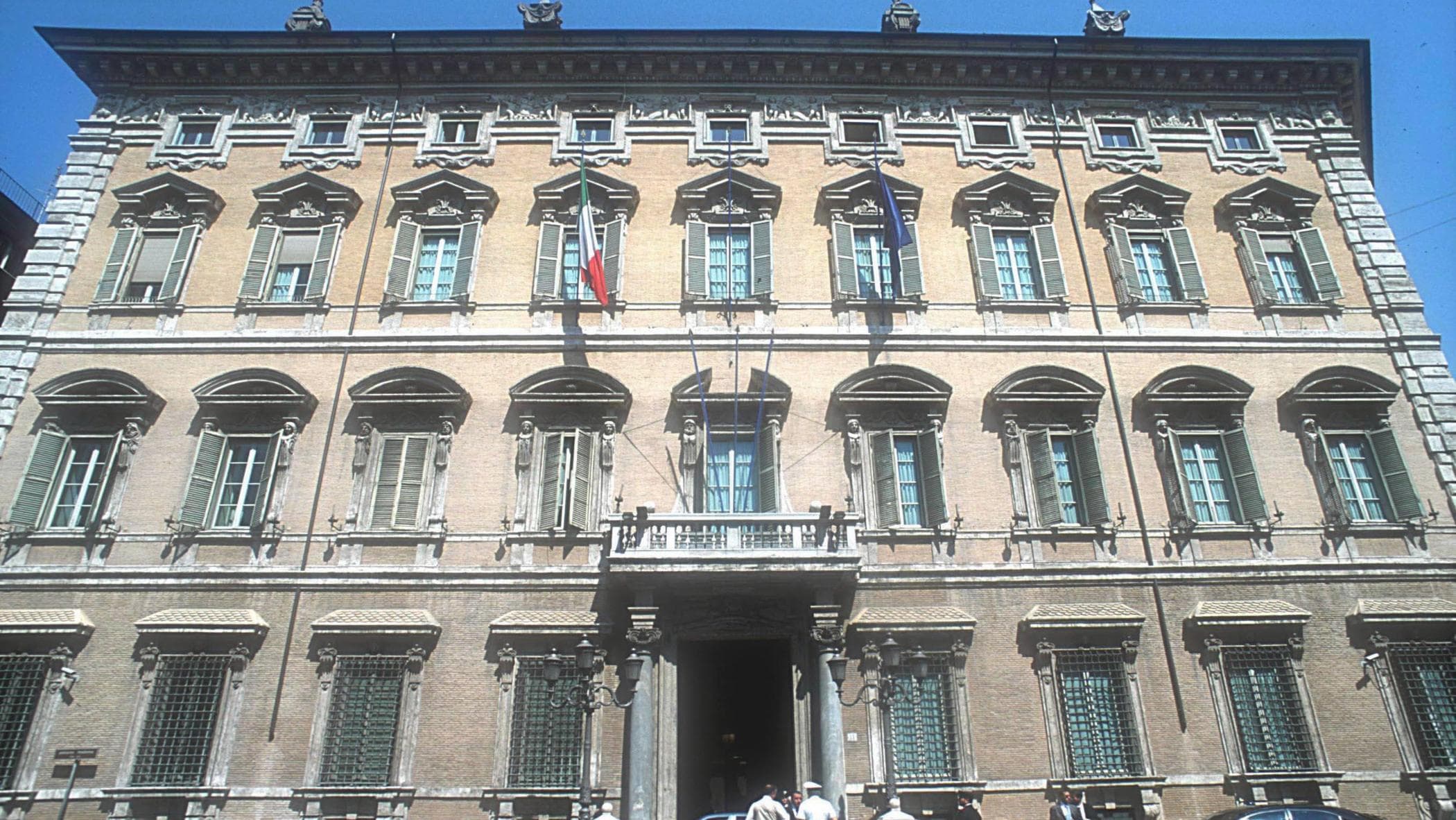 “Violenza in ufficio al Senato”. Imprenditrice denuncia parl