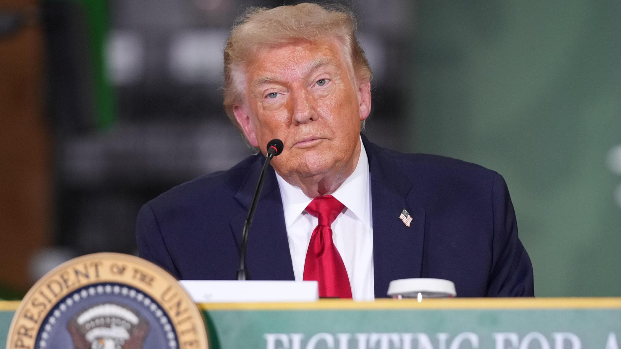 Ucraina, Trump si tira fuori: “Putin e Zelensky se la sbrighino tra di loro”