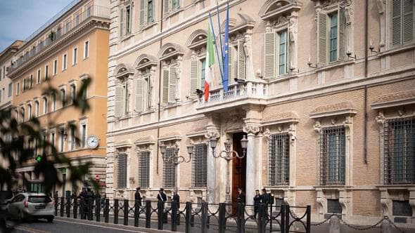 “Voleva comprare dei vini, poi mi ha immobilizzata. Era la prima volta che ci vedevamo”