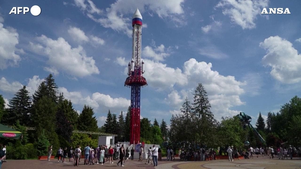 San Pietroburgo, al luna park inaugurata la giostra "Oreshnik" ispirata al missile ipersonico