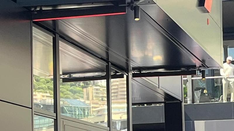 Vasseur (di spalle) entra in un motorhome questa mattina nel paddock di Monaco