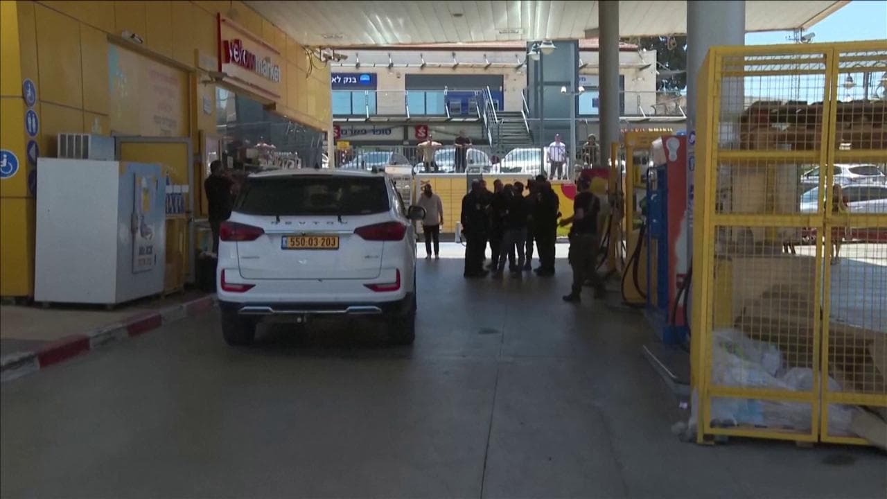 Attacco nel centro di Israele, un morto e cinque feriti. Le immagini del luogo della sparatoria