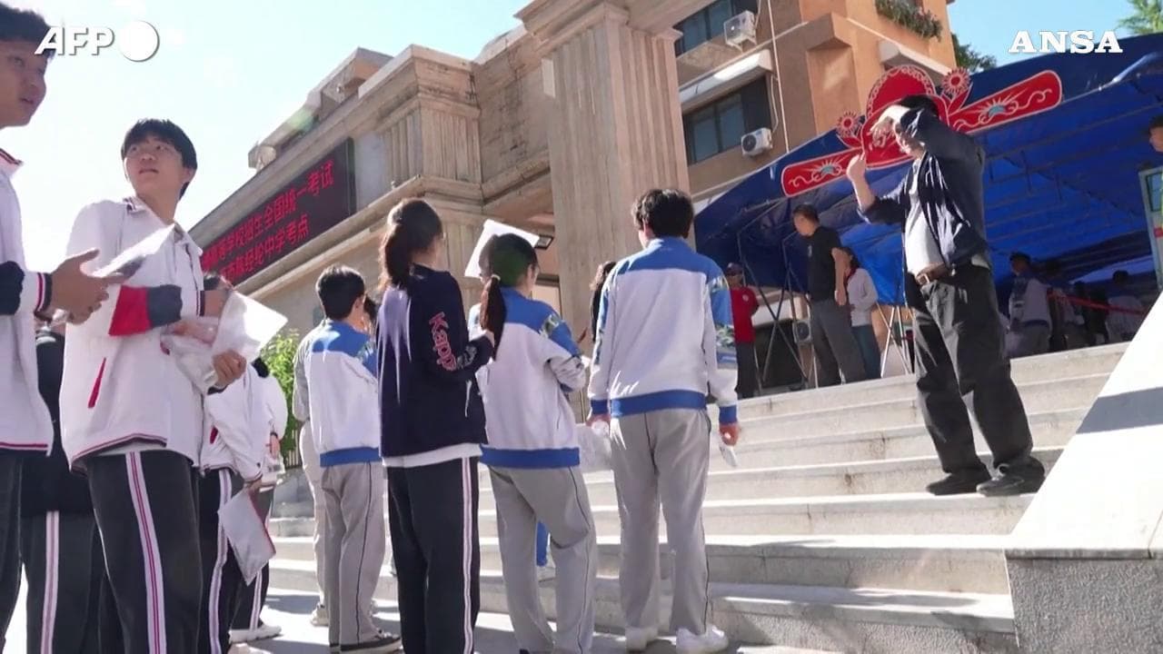 Cina, studenti affrontano il "gaokao": tutti in fila per il temuto test di ammissione all'università