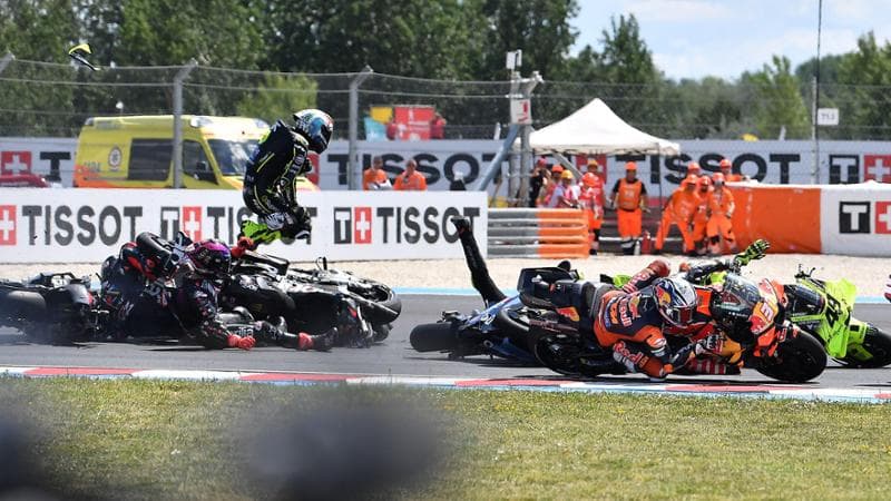 I piloti coinvolti nella caduta alla prima curva
