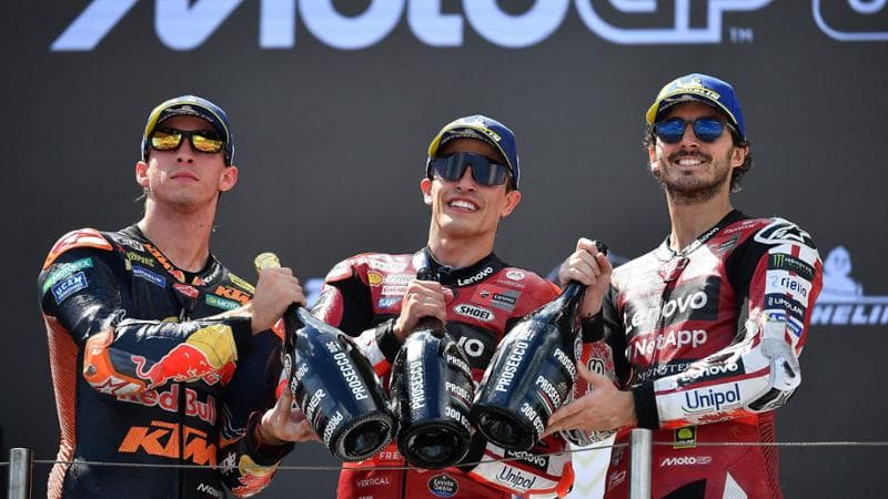 Il podio, da sinistra e destra: Acosta, Marquez e Bagnaia