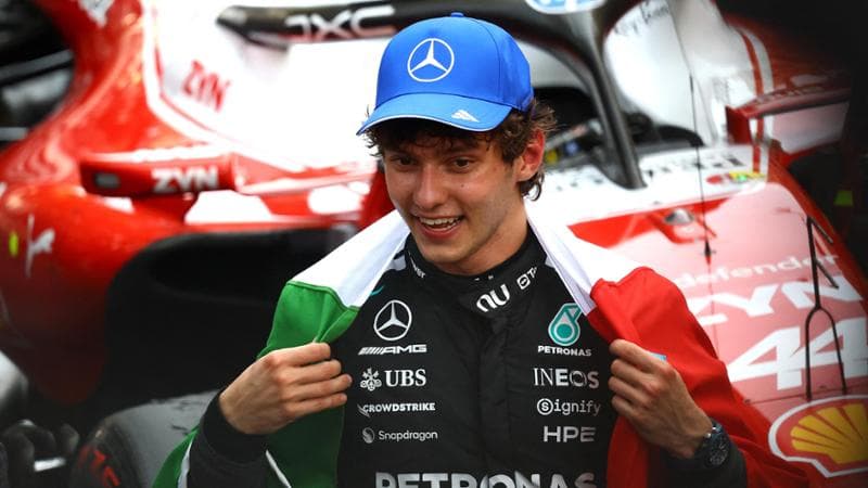 Antonelli festeggia con il tricolore sulle spalle