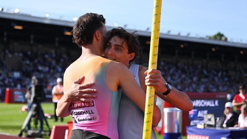 Lìabbraccio tra Kurtis Marschall e Armand Duplantis