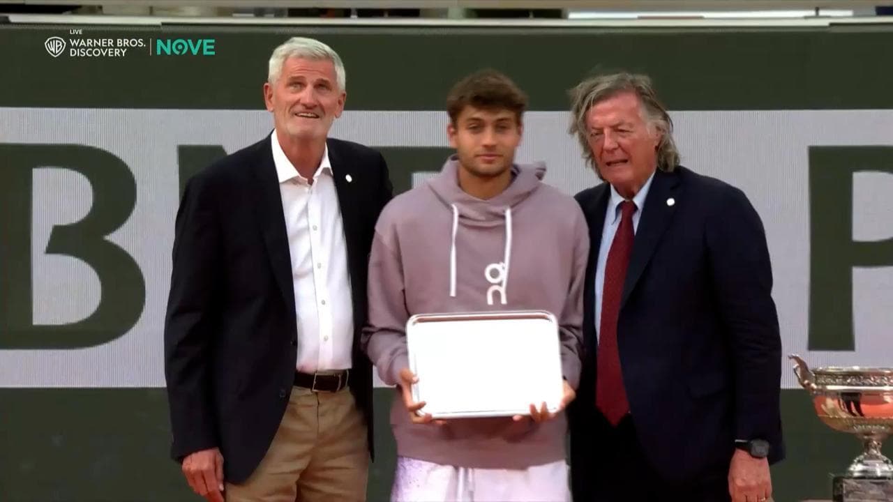 Roland Garros, Cobolli e l'abbraccio con Panatta: "È stato un privilegio giocare davanti a te"