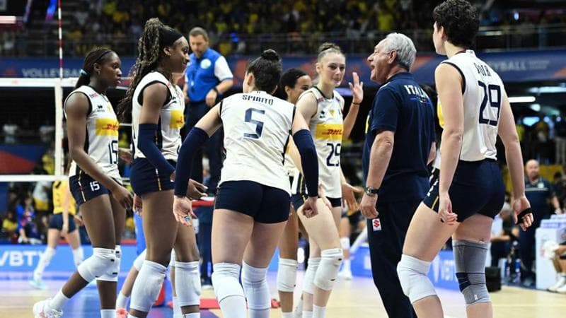 Velasco e le azzurre durante Brasile-Italia (foto Fipav)