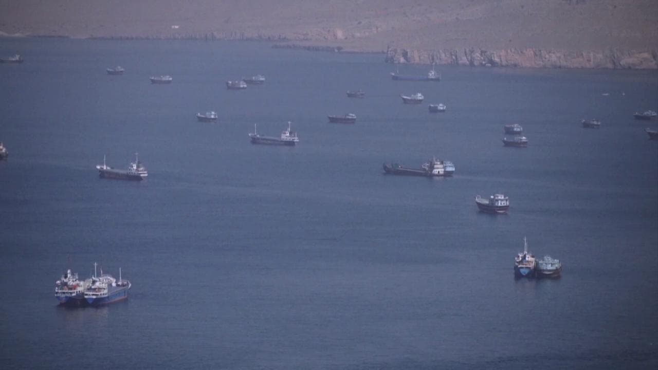 Hormuz, l'ingorgo delle navi "prigioniere" mentre l'Iran studia le tasse per il transito