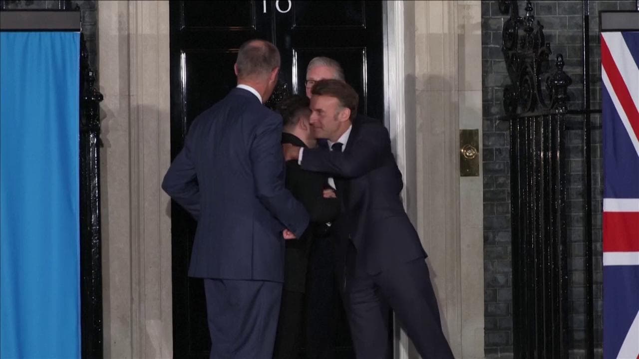 Zelensky a Londra: il tavolo con Starmer, Merz e Macron poi l'abbraccio col presidente francese